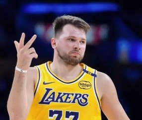 九游体育-关于东契奇连续十二场比赛得分超过大胜，加拿大队挑战极限！的信息